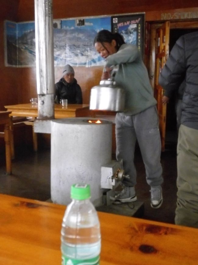 Am Abend wird der Ofen im Speisesaal angemacht und Wasser für die Küche gekocht 