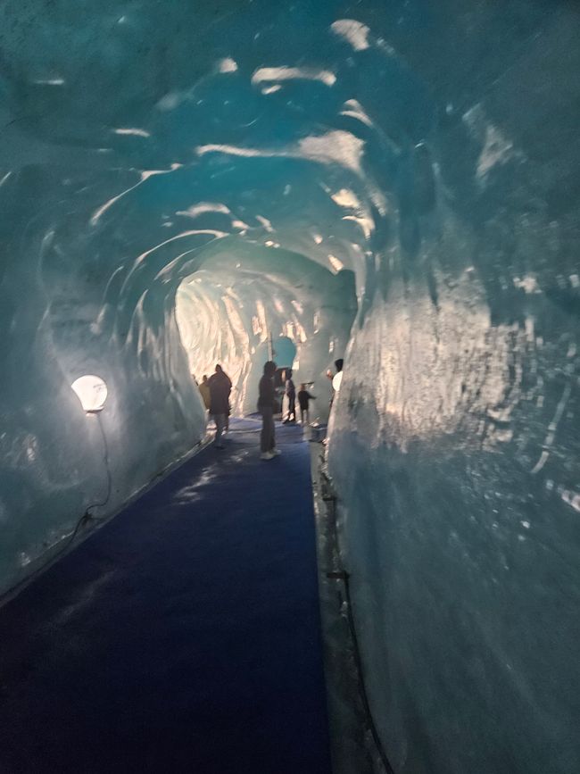 Im Inneren der Eisgrotte