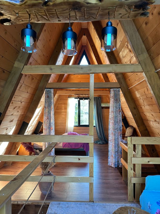 A wie Ankunft im A-Frame House Mestia