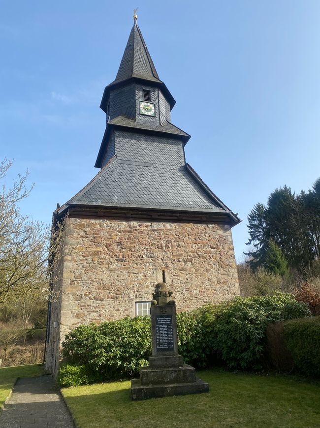 Die kleine Kirche des Ortes