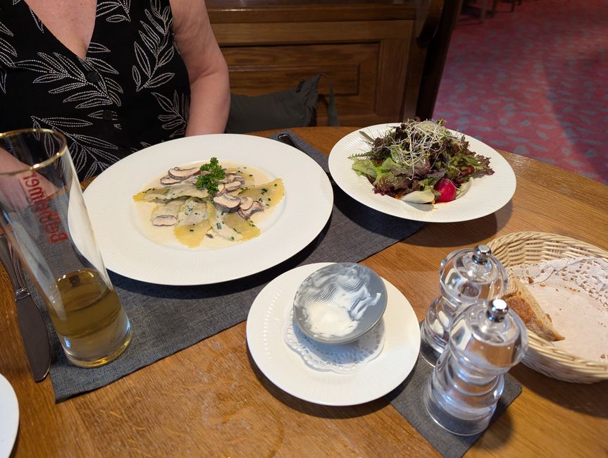 Ravioli con ripieno di funghi e insalata