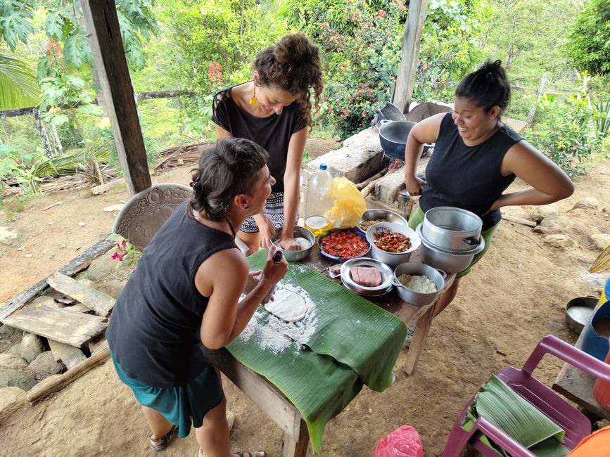 Pizza backen im Dschungel (links Paola, Mitte Elena die Französin und rechts die Schwester von Rosario)