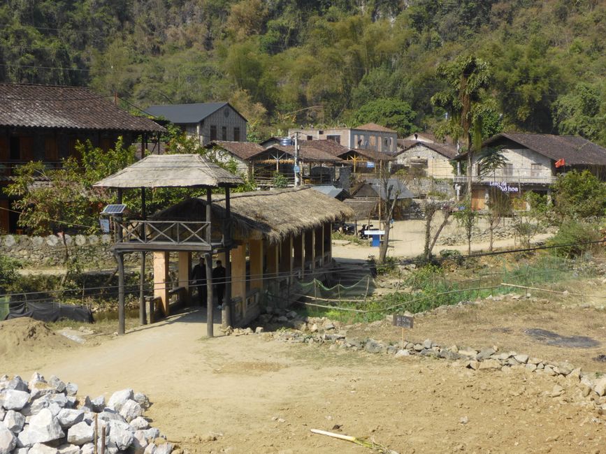 À pied jusqu'à la grotte Động Ngườm Ngao