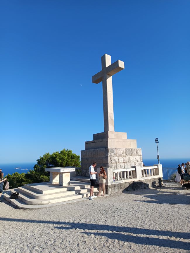 Gipfelkreuz auf dem Berg Srd