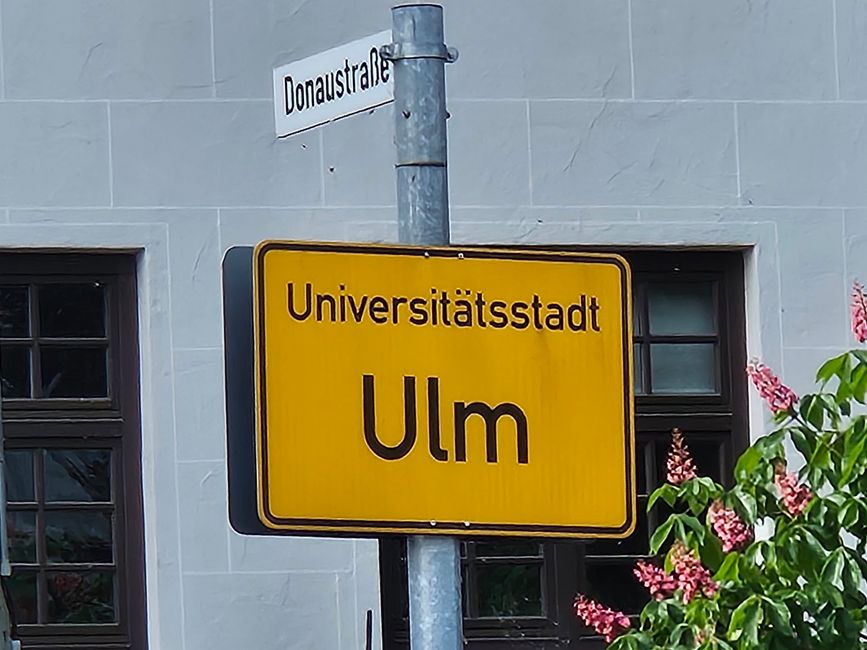 An der Brücke: Ortseingangschild nach Ulm