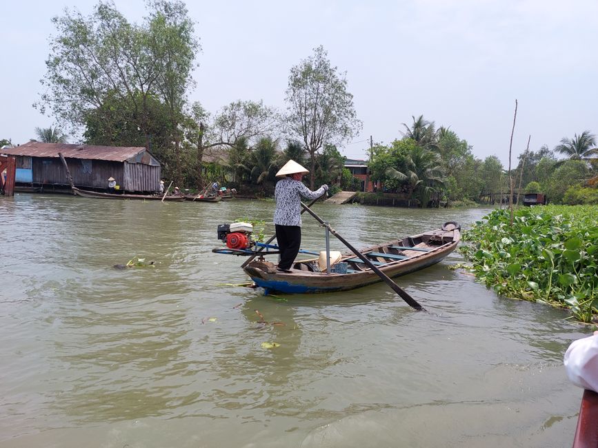 Sampan rowling boat