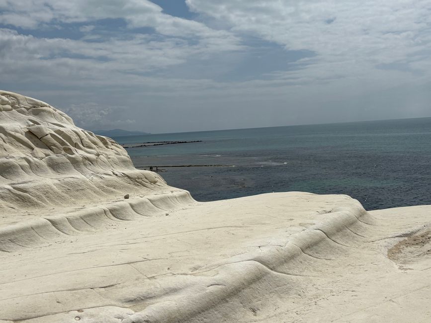 Weiße Stufen am Meer 