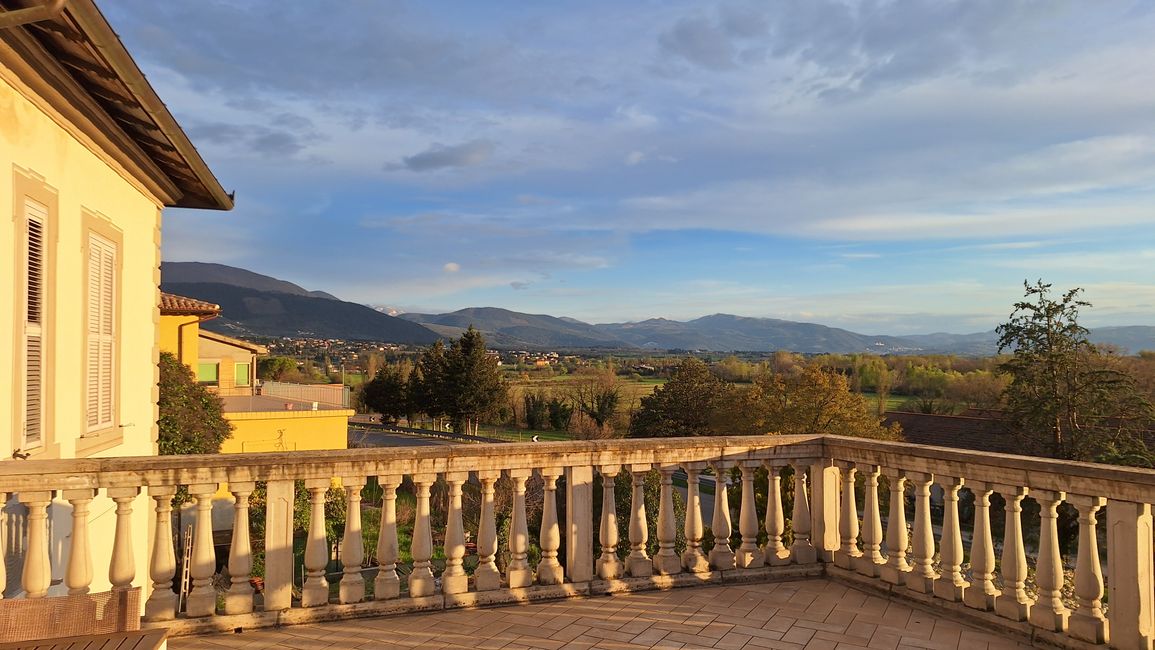 Unsere Terrasse in Pissignano, die einzigen Gäste im Hotel