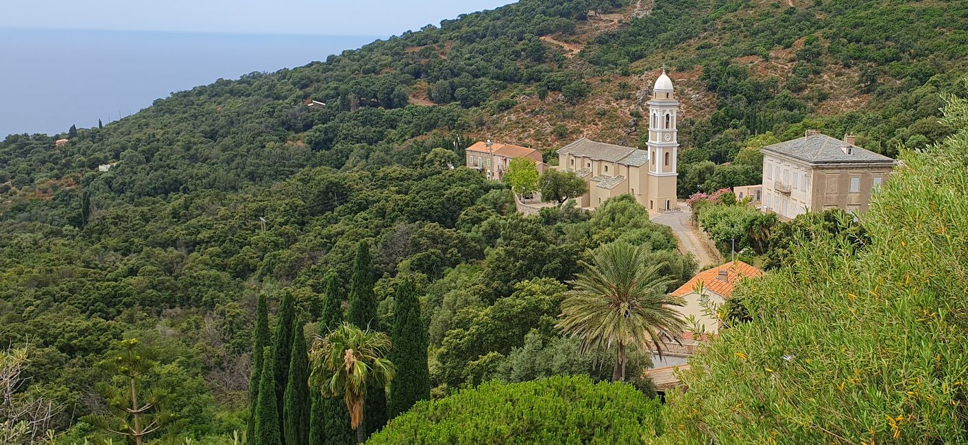 L'église se trouve au bord du village dans une impasse