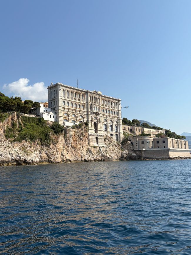 Museum und daneben ein Gefängnis😅