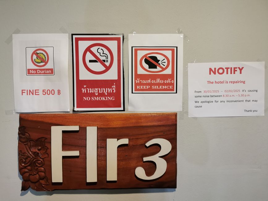 ... frohe Botschaft, jetzt ist es auch am Tag laut durch Bauarbeiten ... das erste Symbol, welches gleich die Strafe von 500 Baht zeigt, ist mir schon häufiger begegnet, die Durian ist eine Frucht, eine Delikatesse, die aber wohl furchtbar stinkt; auch als Kotzfrucht bekannt ......