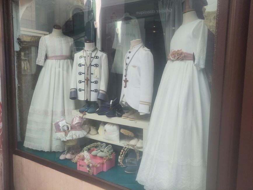 keine Hochzeitskleidung, sondern Kinderbekleidung für die Kommunion...
