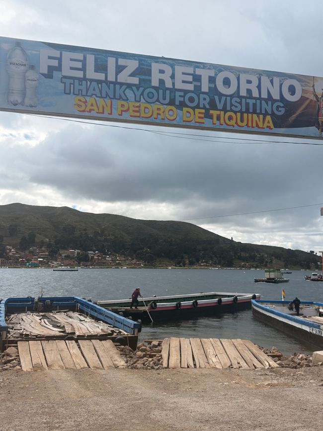 Auf einer dieser "Fähren" wurde unser Bus auf dem Weg nach La Paz über den See transportiert.