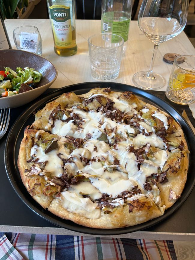 Pizza con Artischocken, Radicchio und Fior di latte - das gibt Power für die Bergetappe morgen
