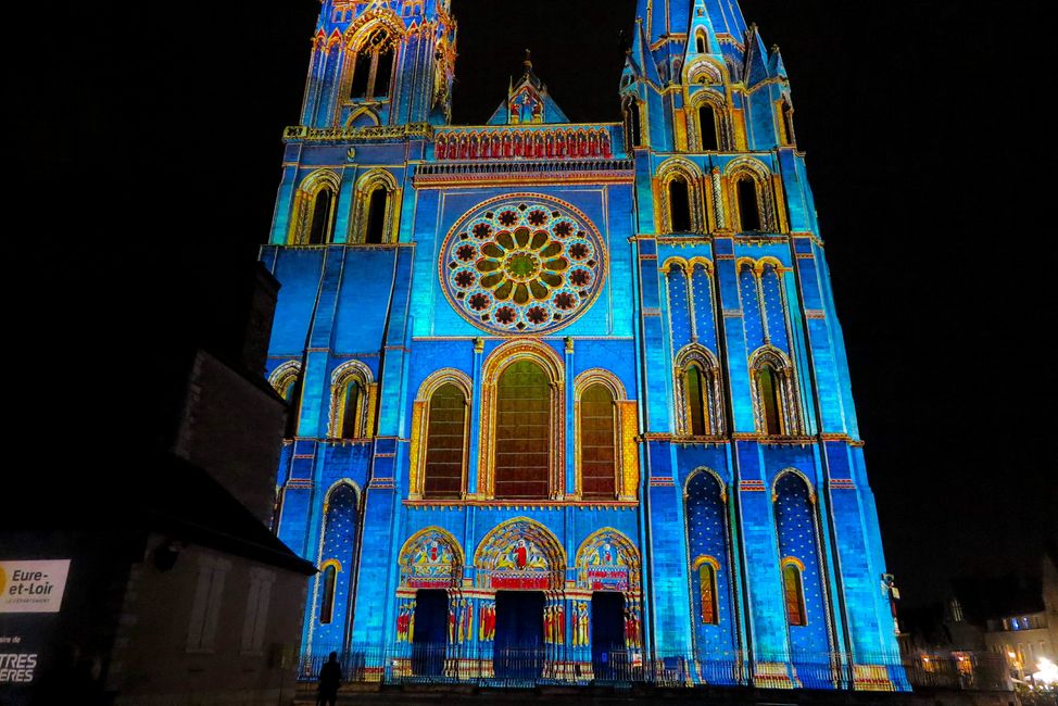 Chartres illuminiert, rechter Turm im Flamboyant-Stil, linker Turm strenge Frühgotik, der Sockel hat romanischen Ursprung