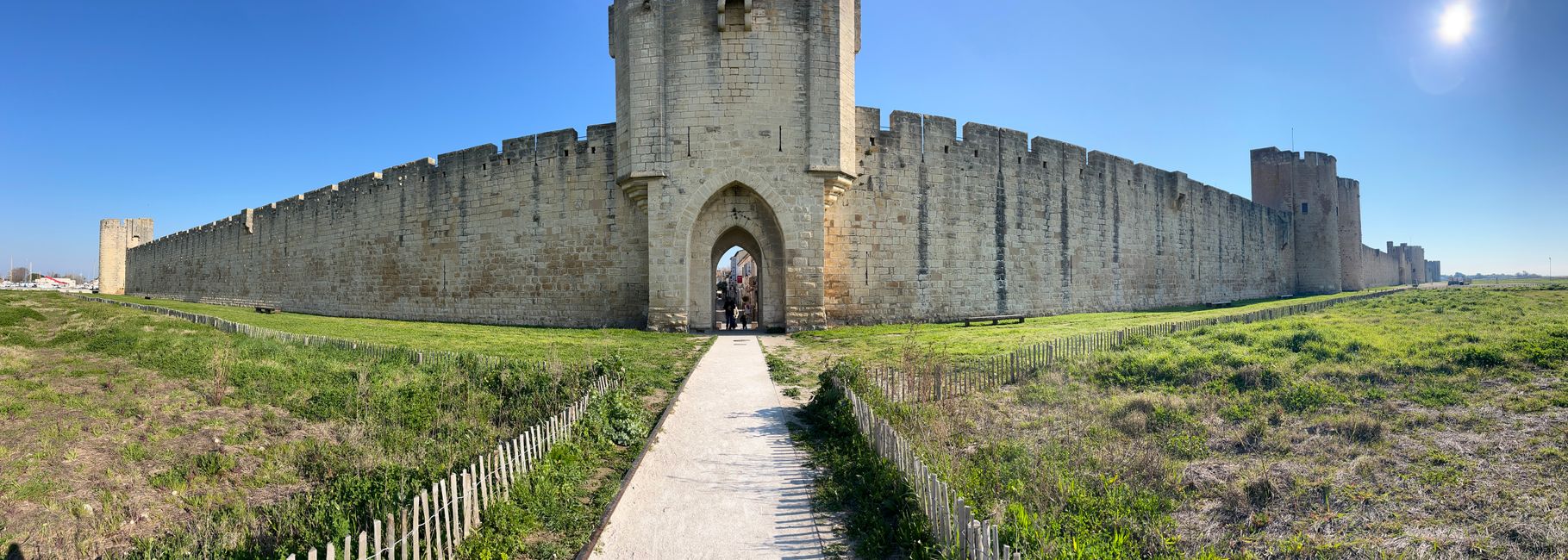 Aigues-Mortes - mittelalterliche Stadt in der Camargue mit vollständig umlaufender Festungsmauer