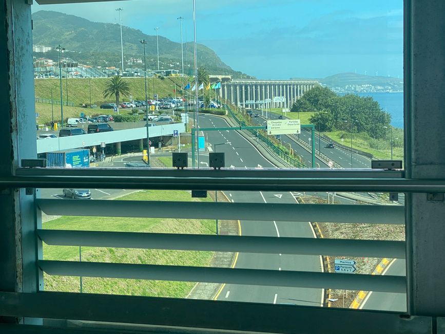 Der letzte Blick von der Fußgängerbrücke, im Hintergrund die Landebahn