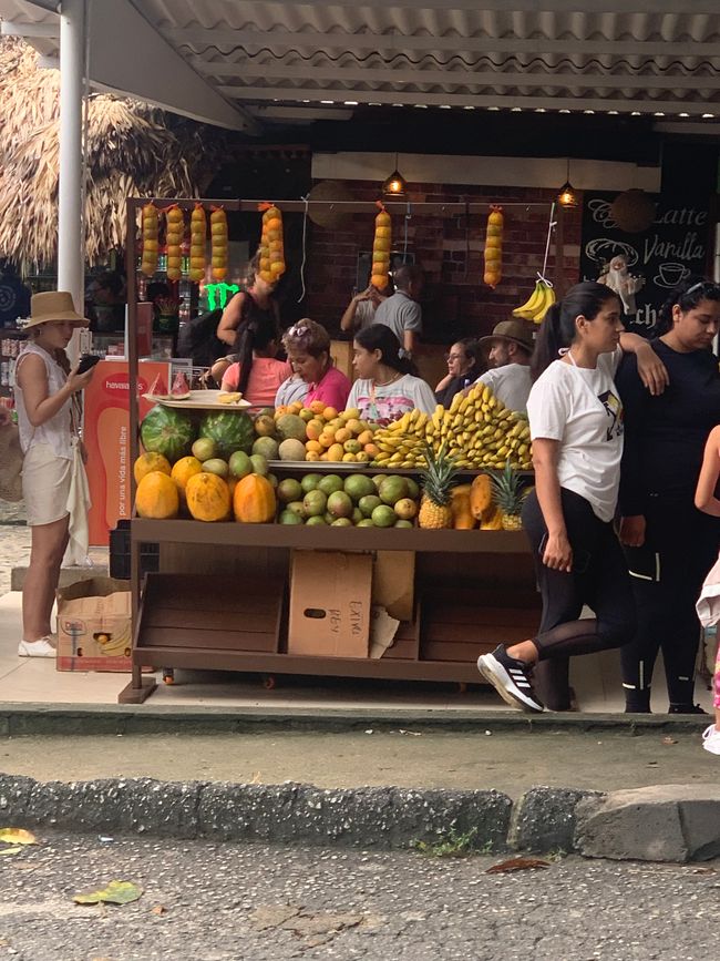 Frutta fresca ad ogni angolo. f49 