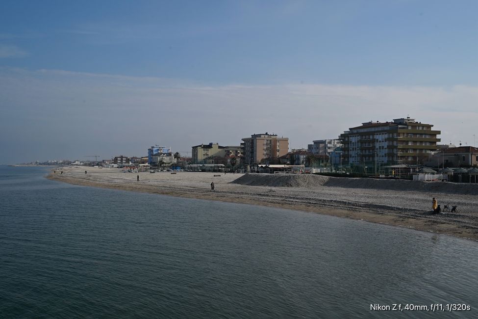Zack schon am Meer und erste antike Steinhaufen …