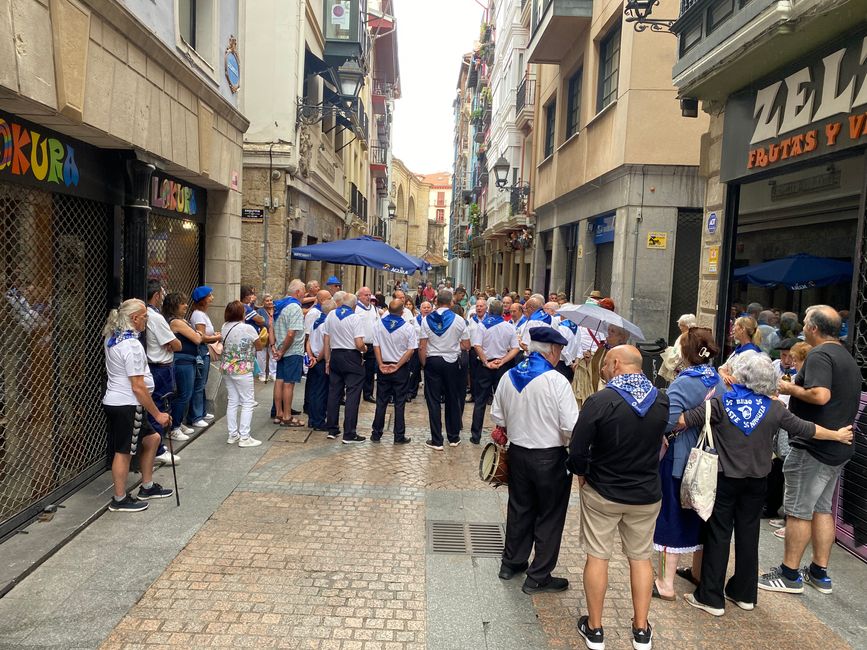 Fiesta in Bilbao and everyone is celebrating and singing along!