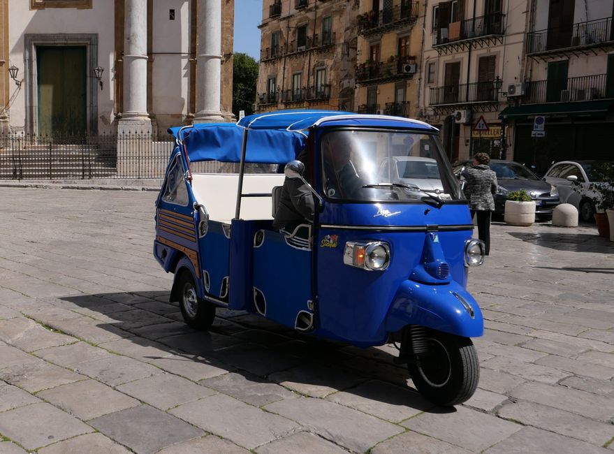 Dreirad-Taxi vor der Basilika San Domenico