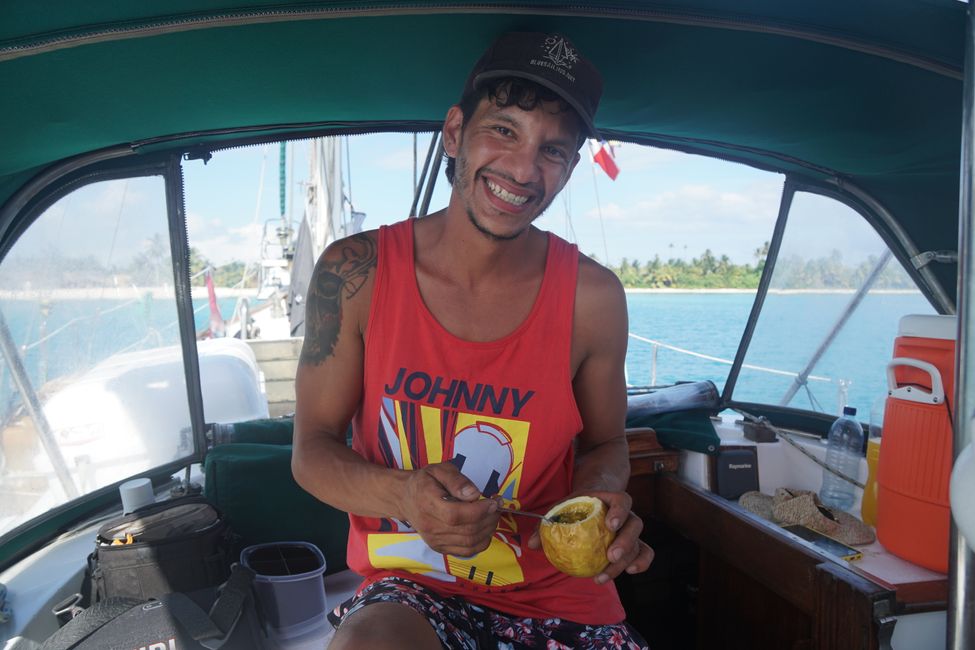 Käpain Eduardo mit einer Rum-Maracuja / Capitan Eduardo y Maracuja con ron