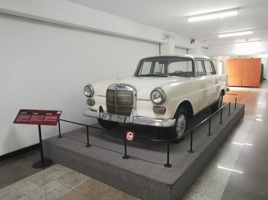 ... uno de los dos tanques que en 1975 rompieron las puertas del palacio y sellaron la victoria definitiva del norte comunista ...
