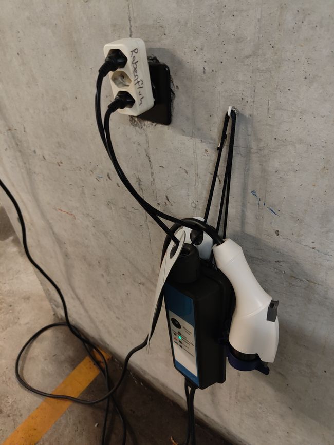 2 Ladegeräte für E-Autos an einem Doppelstecker