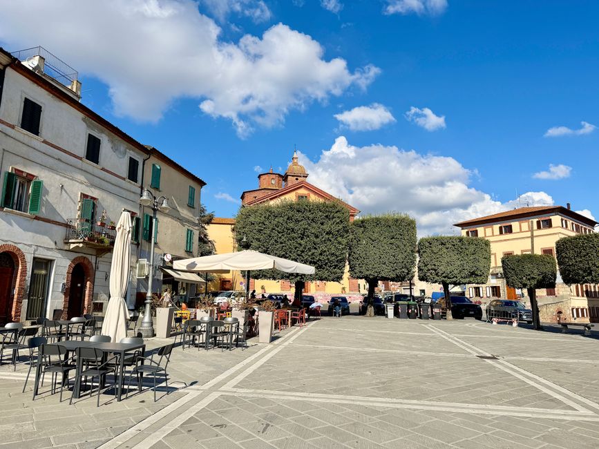 Ein großzügig angelegter Platz mit einem Cafe und der Stiftskirche bildet dass Zentrum der Stadt.
