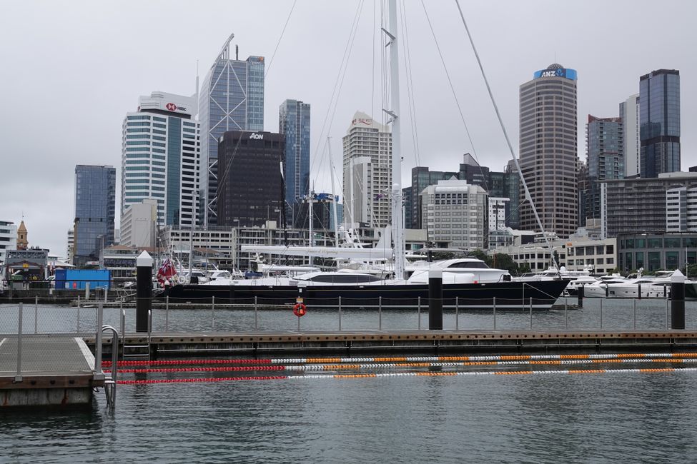 Rivage du port et skyline d'Auckland ....