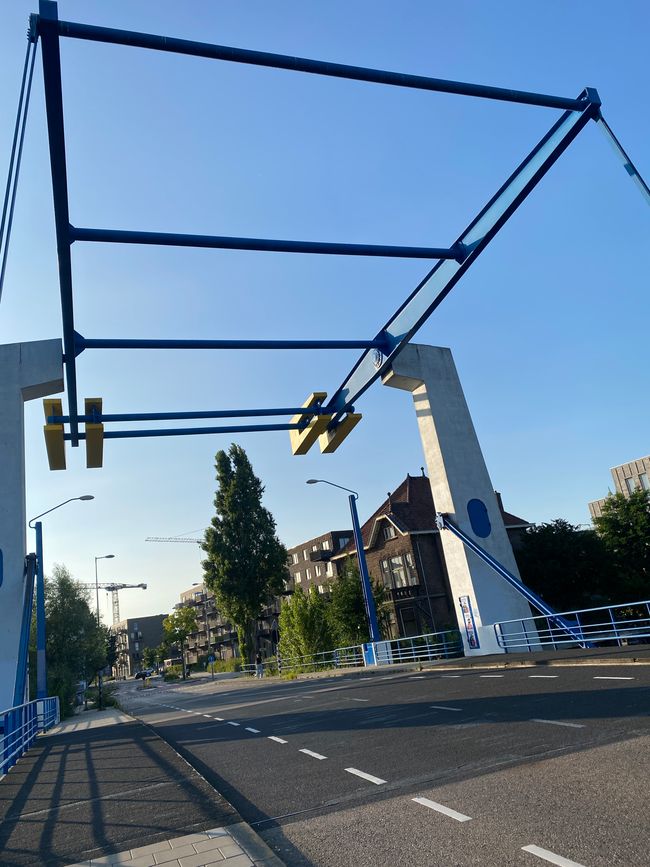 Eine Brück über den Kanal führt in ein Neubaugebiet