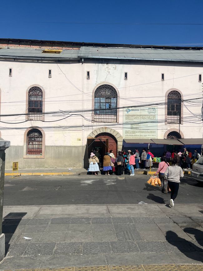 Las mujeres de los prisioneros en la entrada de la Prisión de San Pedro 