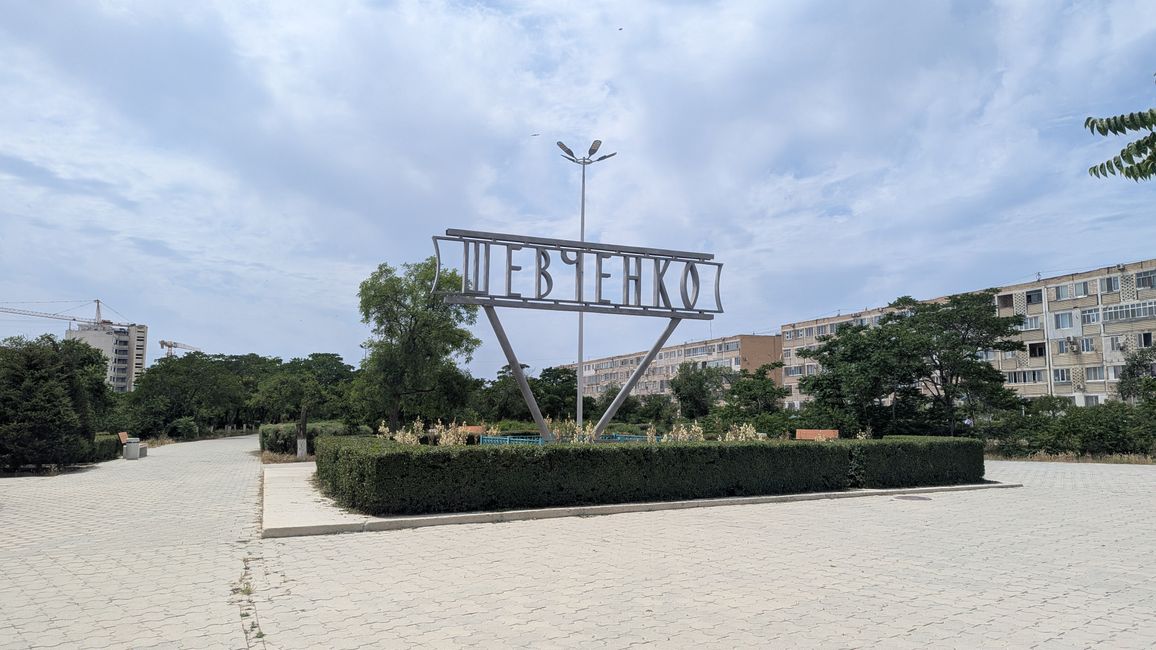 <figure><img src='https://img1.vakantio.de/uploads/3ff7eff6e776455b25b23d3992fca22a_small.jpg' /><figcaption>Paseo</figcaption></figure><figure><img src='https://img1.vakantio.de/uploads/15831bf4d97cd1a5fc333739a31848ee_small.jpg' /><figcaption>Mercado Nukus</figcaption></figure><figure><img src='https://img1.vakantio.de/uploads/c2e940bc93d46437aa5798d9e9e70e73_small.jpg' /><figcaption> mezquita</figcaption></figure><p>En realidad, no tengo mucho interés en el arte, pero todos me recomendaron el museo de arte Savitsky, incluso Google Gemini (el equivalente a Chat GPT) lo recomendó encarecidamente y de hecho fue interesante, ya que no se trataba de arte abstracto, sino de retratos, representaciones de escenas callejeras o edificios antiguos, aun así no soy amante del arte.</p><figure><img src='https://img1.vakantio.de/uploads/ddf0d2bef4ee16a46f67bcf63e328a90_small.jpg' /><figcaption>Museo de arte Savitsky</figcaption></figure><p>3 noches en Nukus eran seguramente una de más, sin embargo, quería ir al mar de Aral y como era demasiado tacaño para pagar 450€ por un tour privado, tuve que esperar hasta unirme a un grupo. Así que a las 8 de la mañana partí de Nukus hacia Moynaq, la ciudad aún estaba en la costa sur del lago en los años 70 y era muy próspera gracias a la pesca y la industria. Sin embargo, en los años 70, el agua se retiraba cada vez más, en el lado kazajo y uzbeko se desviaba cada vez más agua de los afluentes del mar de Aral para la agricultura y así, de uno de los lagos más grandes del mundo, solo queda un pequeño resto. Desde este punto, el lago está a 3 horas en coche. Después de ver el pequeño museo y los viejos barcos oxidados, pasamos esas 3 horas en un jeep por el fondo del mar de Aral hasta los últimos restos. Durante el camino, observamos las vastedades de la estepa y los imponentes acantilados que solían delimitar el lago. Al llegar al lago, nos metimos brevemente en el agua húmeda pero muy salada. Actualmente, la salinidad es tan alta que, al igual que en el mar Muerto, se puede flotar en el agua. La noche en la yurta no fue tan incómoda como imaginaba, teníamos una cama de verdad y aire acondicionado.</p><figure><img src='https://img1.vakantio.de/uploads/f6eb6460b77cc2dde51df4d4361f523e_small.jpg' /><figcaption>Cementerio de barcos</figcaption></figure><figure><img src='https://img1.vakantio.de/uploads/eaaec08c930ea5e13e0f30fd4720a75f_small.jpg' /><figcaption>Antes...</figcaption></figure><figure><img src='https://img1.vakantio.de/uploads/e1e6d9a2aff4b2bc4e2cfadd1a34b981_small.jpg' /><figcaption>...Hoy</figcaption></figure><figure><img src='https://img1.vakantio.de/uploads/02089d4cfe467966863754c1e113a879_small.jpg' /><figcaption>Acantilados</figcaption></figure><figure><img src='https://img1.vakantio.de/uploads/19d00c37b74b07106d6e05833cf11716_small.jpg' /><figcaption>Lago salado</figcaption></figure><figure><img src='https://img1.vakantio.de/uploads/b714ed3a6a37002737e18e6bc1d3fa0f_small.jpg' /><figcaption>Yurtas</figcaption></figure><p>Al día siguiente, regresamos, 8 horas de camino de regreso a través del desierto por malas carreteras que realmente no merecían ese nombre. Durante el camino nos detuvimos en algunos sitios históricos como un antiguo faro, una caravanserai o un pueblo campesino. La excursión era bastante interesante, pero en resumen, demasiado tiempo de conducción para ver esta triste historia de la humanidad.</p><figure><img src='https://img1.vakantio.de/uploads/535539f8ed79302690cdbe45722e004d_small.jpg' /><figcaption>Lago seco</figcaption></figure><figure><img src='https://img1.vakantio.de/uploads/d49776a13ab219c26498221b6d5bfe9f_small.jpg' /><figcaption>Caravanserai</figcaption></figure><pEsa misma noche, tomé un taxi hacia Jiva, la primera ciudad en la antigua Ruta de la Seda. Ya había encontrado un taxista que me llevaría por 13 € las 3½ horas hasta el destino, sin embargo, mi compañero de Filipinas recibió una oferta de su hotel por 11,80 €. Traté de explicarle que iba a tardar mucho más, pero no ayudó. Así que me mantuve al margen, en algún momento encontró un taxista que nos llevaría por 11,80€. Quien compra barato, compra dos veces, también se aplica a los taxis en Asia Central. Tuvimos que cambiar de taxi 2 veces y antes de eso, el conductor nos hizo esperar 1½ horas al borde de la carretera, porque quería comer. La próxima vez haré mis propias cosas. Jiva tiene un hermoso casco antiguo con muchas antiguas mezquitas y madrasas (escuelas coránicas), sin embargo, en la puerta de entrada se debía pagar 18 € de entrada, como no me parecía justo, encontré una entrada no vigilada y solo miré los edificios por fuera. Resultó que eso fue lo correcto, ya que la mayoría de las mezquitas y escuelas coránicas ya no se utilizan, ya que durante el dominio soviético toda religión fue prohibida. Hasta hoy, la mayoría de las personas son musulmanas, pero no tan activas o conservadoras como en otros lugares, por lo tanto, no se necesitan tantos edificios religiosos. En la mayoría de los edificios, los lugareños venden souvenirs, que de todos modos no quería comprar.