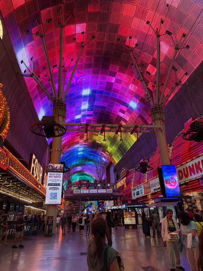Beeindruckender LED Himmel über dem alten Strip