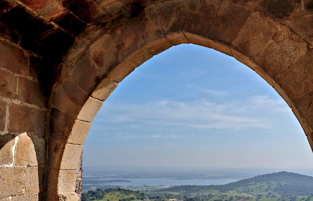 Von oben schaut man auf die Seenlandschaft des Alqueva-Stausees