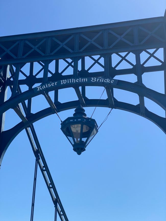  mit der schönen alten Lampe und dem Namenszug
