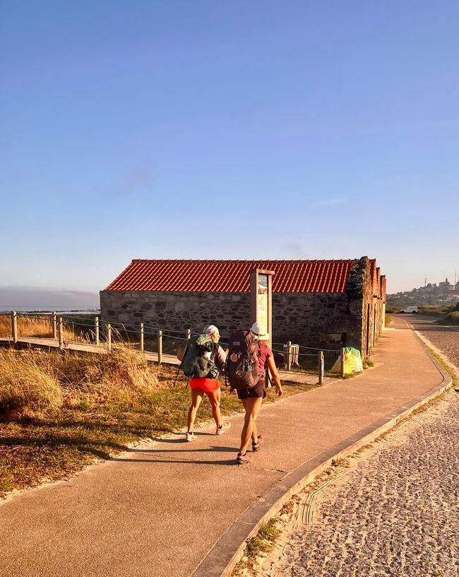 Después de un breve saludo, las dos peregrinas de Santiago continúan su camino rápidamente hacia Santiago de Compostela