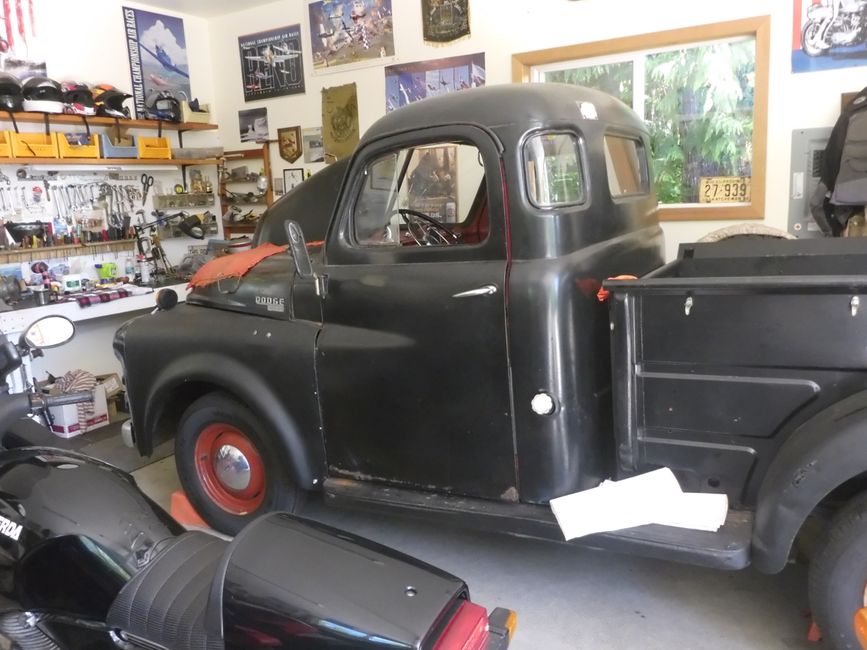 Der Oldie neben den Motorrädern