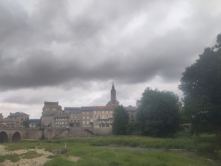 sur le plateau d'Aubrac, à Le Puy-en-Velay et jusqu'au Rhône...