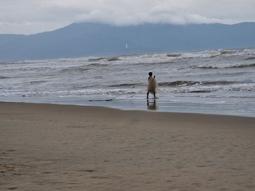 Vorüber die Flut.
Wer sah es wohl, du selig Land, 
wie dich die Welle überwand.