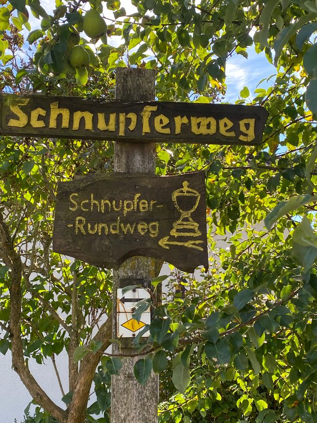 und lustiger Hinweis auf eine Grillstelle 