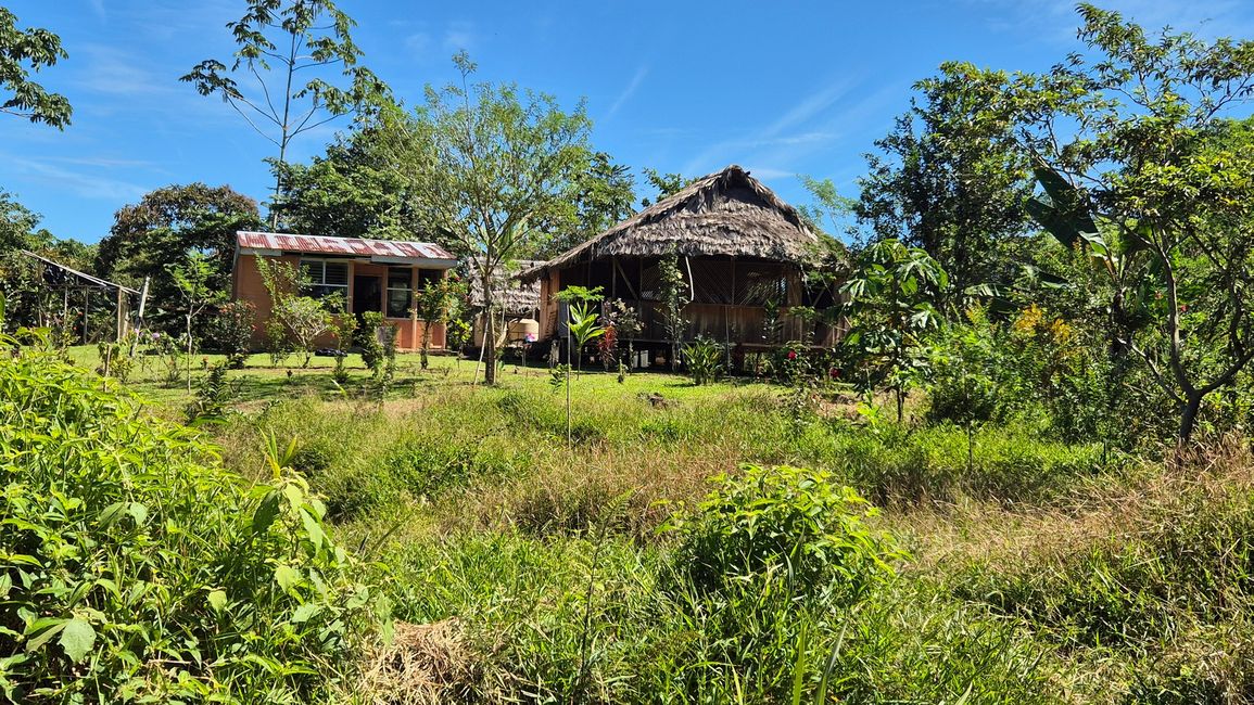 Die ersten Häuser des Dorfs