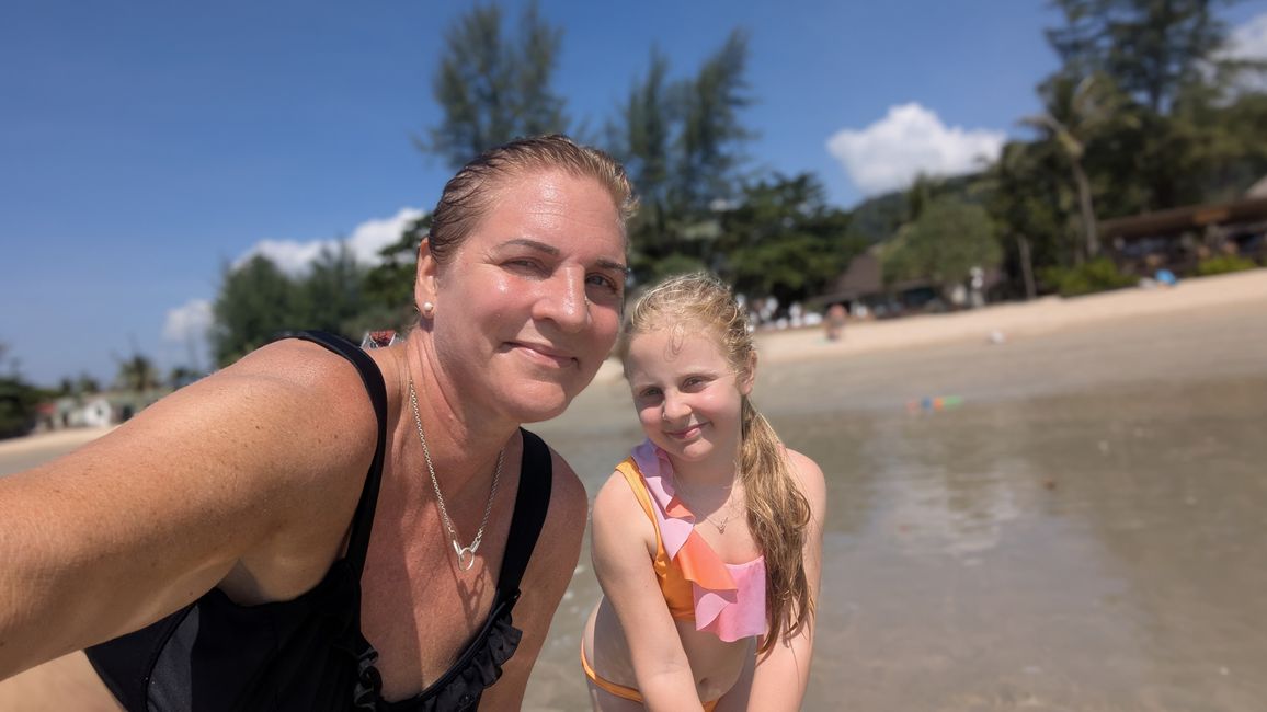 Pools und Strandliegen