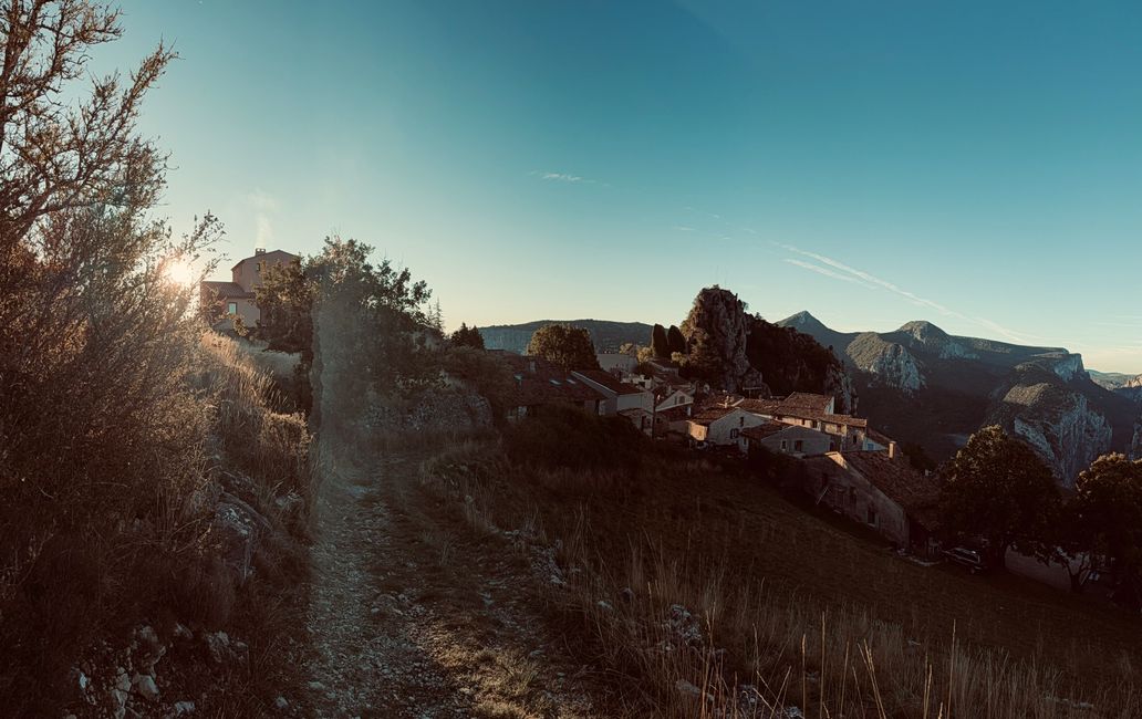 Rougon, über der Schlucht hängend,…