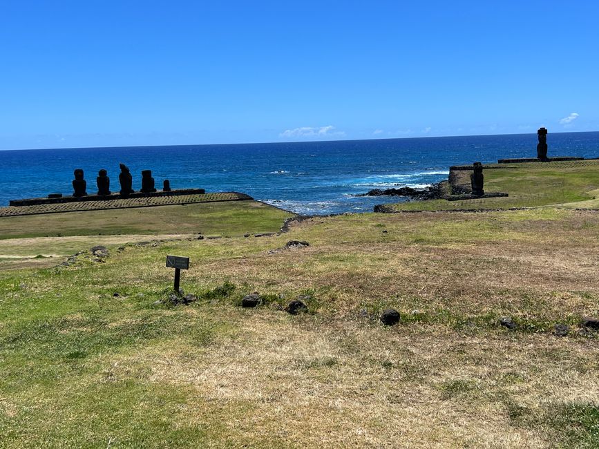 Blick aufs Meer eingerahmt von Moai