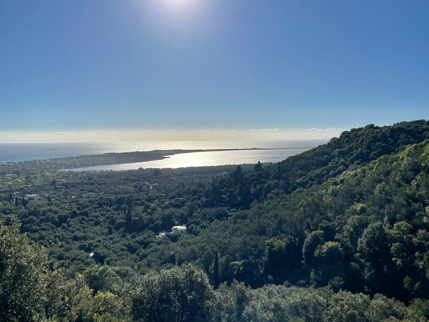 Vista de Chlomos sobre la laguna de Korission