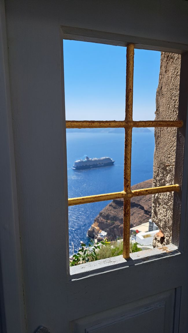 Fira -Thira mit Blick auf MeinSchiff 