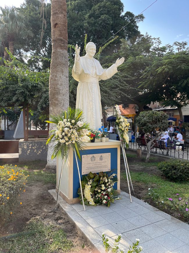 Statue von Johannes Paul ll, der erste Pabst, der Peru besuchte