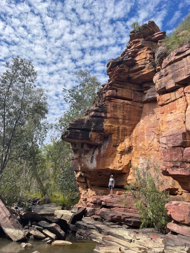 while walking into the gorge. We are the only ones here; there are no cars in the camping area or the day visitor parking lot. And it stays that way.</p><p><br /></p><p>The hiking trail starts paved but quickly turns into a narrow footpath after just 100 meters, and with every meter it seems to become increasingly challenging.</p><p><br /></p><p>After just a few hundred meters, the bizarre and wild beauty of this gorge reveals itself to us. Those who wish to enjoy more of this beauty must work hard for it, as the path in is, in the best sense of the word,