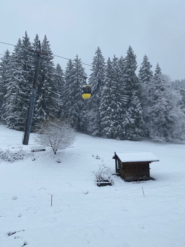 Die Belchenbahn schwebt auch heute durch die Landschaft